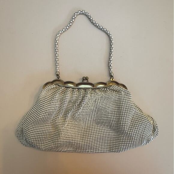 Vintage Mesh Whiting & Davis Ivory Handbag w/ Gold Kiss Lock Circa 1940’s-50’s - Picture 3 of 13